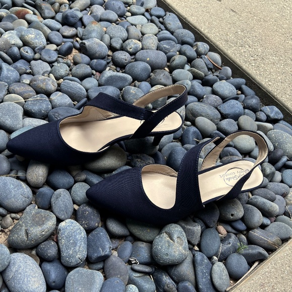 Life Stride Black Microfiber Asymmetrical Pumps - new in box - Picture 3 of 5